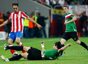 Temporada 2011-2012. Campeones de la Europa LEAGUE. Juanfran pugna por la bola con los defensas del Athletic de Bilbao