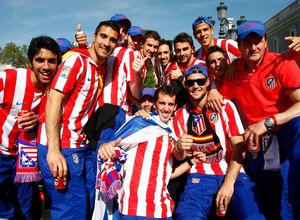 Temporada 2011-2012. Campeones de la Europa LEAGUE. Los jugadores celebran la Europa League por las calles de Madrid