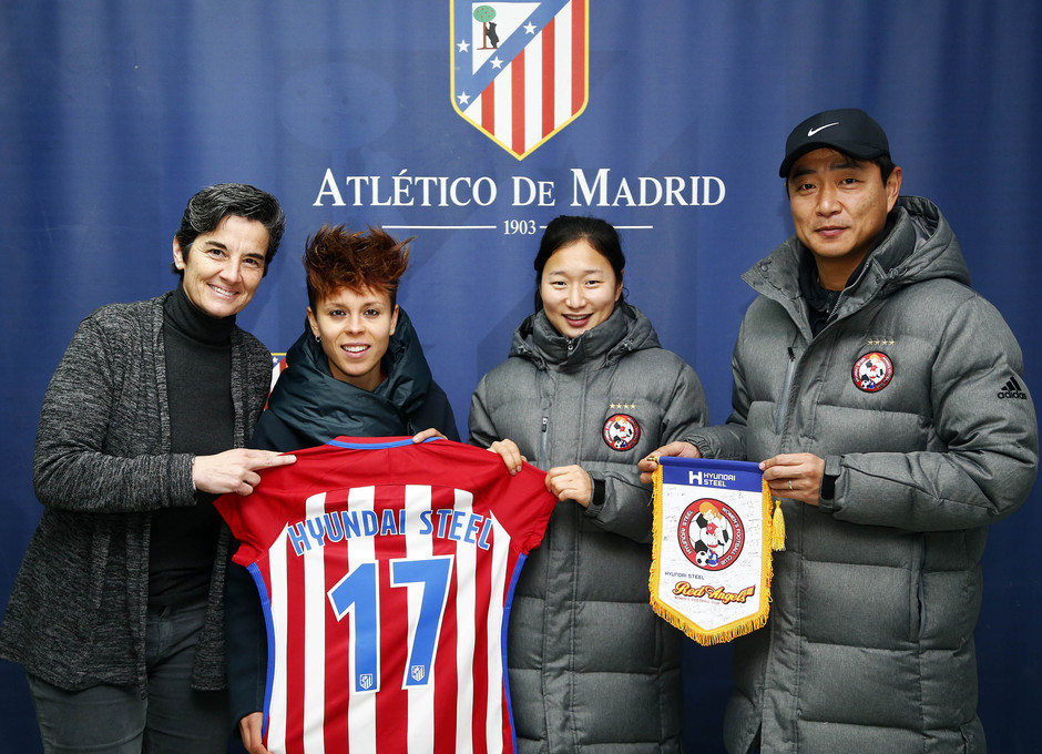 Temporada 2016-2017. Partido de entrenamiento entre el Atlético de Madrid Femenino y el Hyundai FC. 02-02-2017. Entrega de recuerdos.