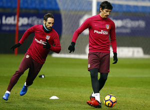 temporada 16/17. Entrenamiento en el estadio Vicente Calderón. Juanfran y Savic durante el entrenamiento