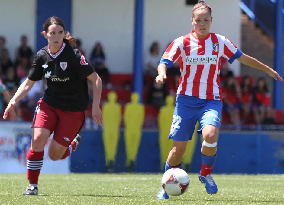 Temporada 2012-2013. Claudia conduce el esférico en el partido ante el Athletic