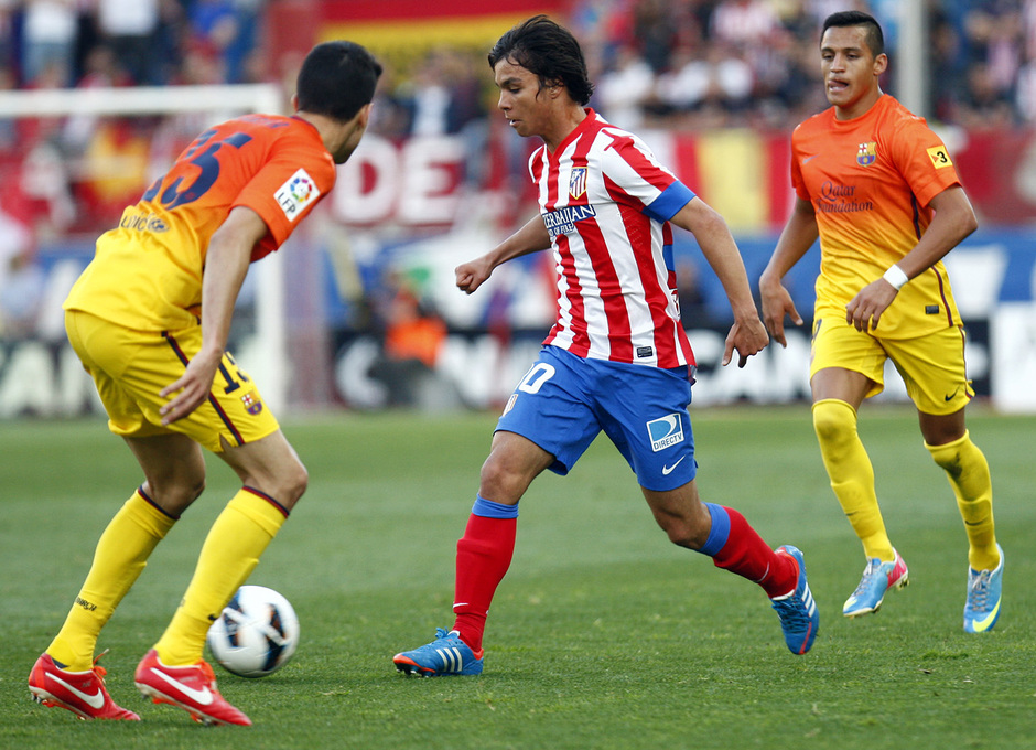 Temporada 12/13. Partido Atlético de Madrid - Barcelona. Óliver entre dos contrarios pasando un balón