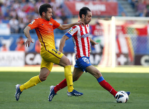 Temporada 12/13. Partido Atlético de Madrid - Barcelona. Juanfran se lleva el balón