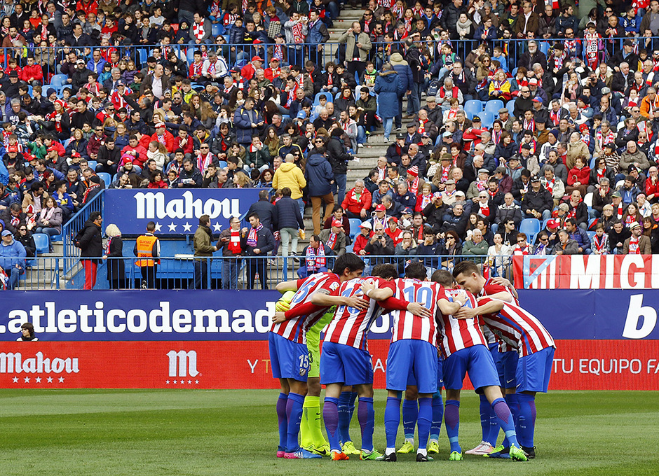 Temporada 16/17. Partido Atlético de Madrid - Valencia. Piña del equipo antes del partido.