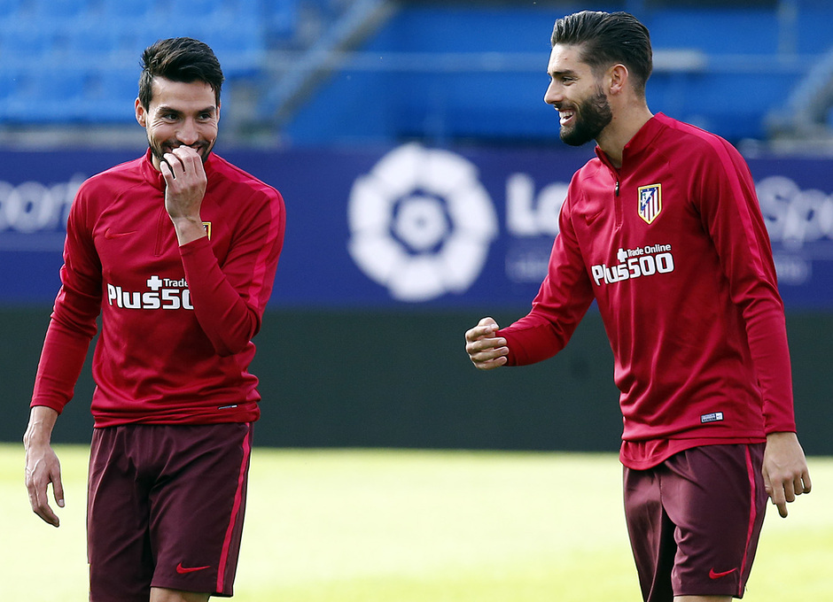 Temporada 16/17. Entrenamiento del Atlético de Madrid en el Vicente Calderón. Gaitán y Carrasco bromeando durante el entrenamiento