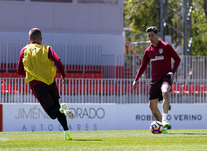 Temporada 16/17. Entrenamiento Ciudad deportiva Wanda.  Torres controlando un balón durante el entrenamiento.