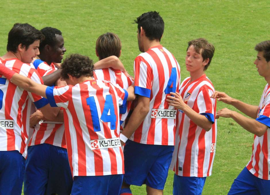 Los juveniles rojiblancos celebran el segundo gol, obra de Rubén