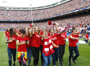 Temp. 16/17 | Homenaje Femenino en el Calderón por ser campeonas