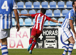 Zaka celebra el gol del Atlético B en Torrelavega frente a la Gimnástica