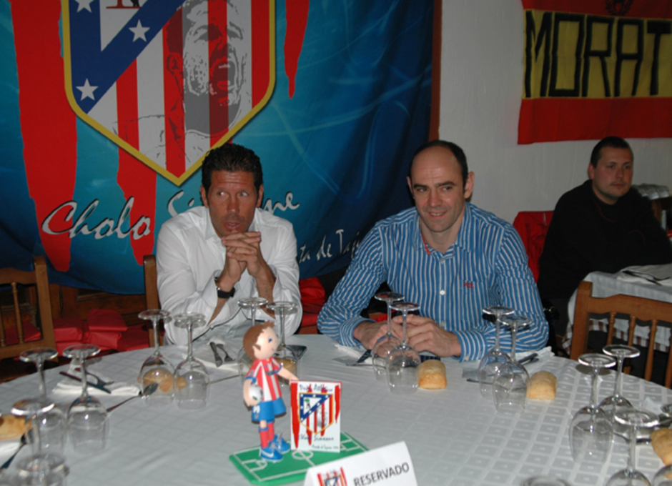 Simeone con JJ Hombrados durante la cena de la Peña Cholo Simeone en Morata de Tajuña