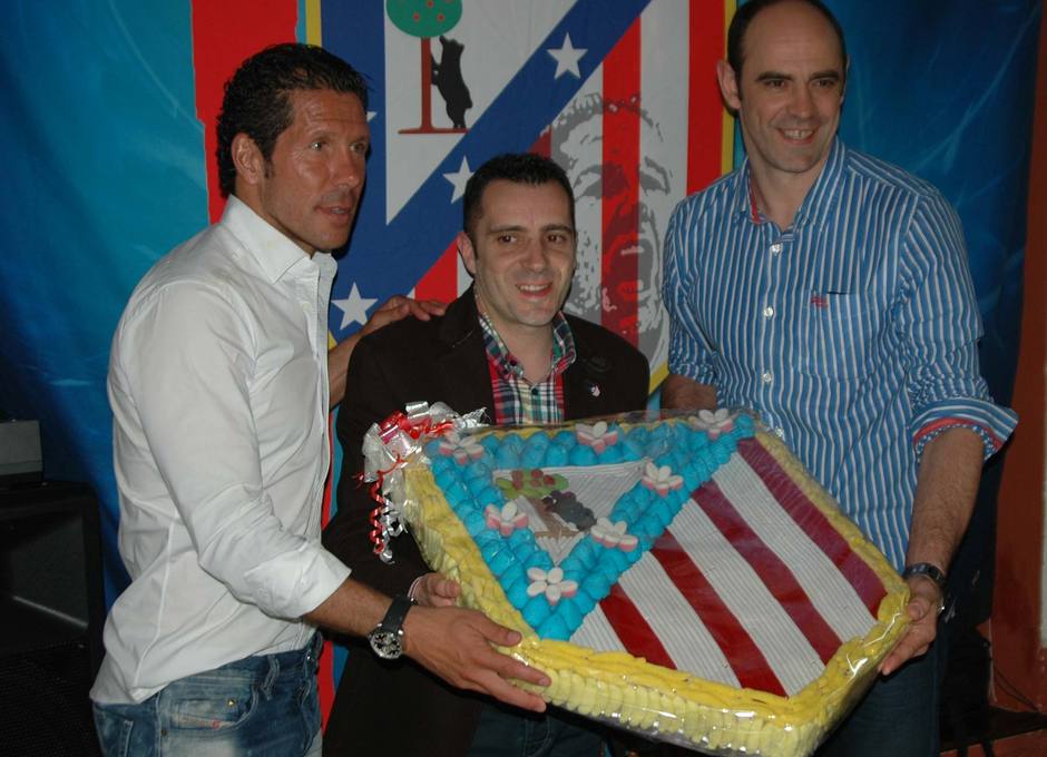 Simeone y Hombrados con Javier Casado, presidente de la Peña Atlética Morata