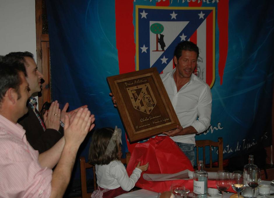 Simeone recibe un cuadro en el homenaje recibido en la peña que lleva su nombre en Morata de Tajuña