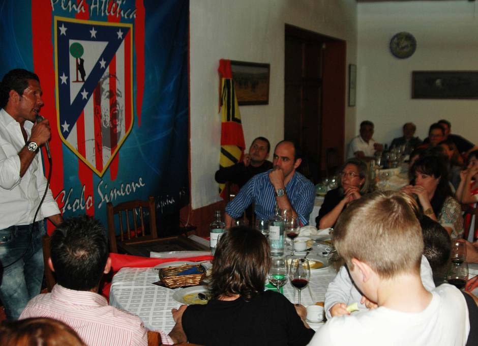 Simeone se dirige a los socios de la peña que lleva su nombre en Morata de Tajuña