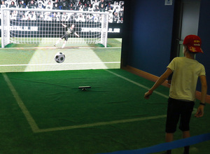 Los participantes en Imperdible_02 pudieron lanzar penaltis virtuales ante la máquina