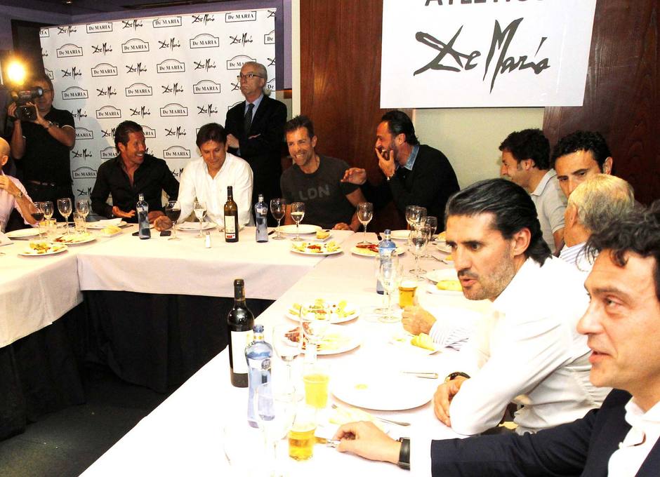 López, Caminero, Carlos Peña, Molina, Santi, Kiko, Solozábal, Toni, Simeone y Aguiar, en un momento de la cena