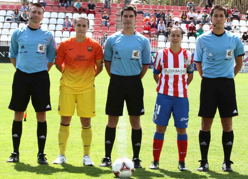 Temporada 2012-2013. Las capitanas del Barcelona y Atleti posan con el trío arbitral