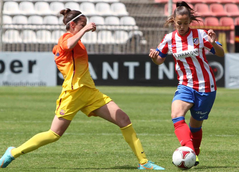 Temporada 2012-2013. Moya roba el esférico a Olga durante el partido de Copa