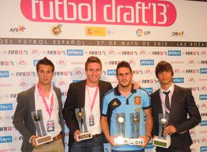 Koke, Saúl, Óliver y Manquillo posan con los trofeos Fútbol Draft13 en La Ciudad del Fútbol