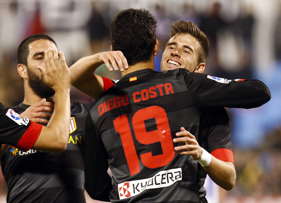 Temporada 12/13. Real Zaragoza - Atlético de Madrid. Diego Costa es abrazado por sus compañeros tras marcar uno de sus dos tantos.