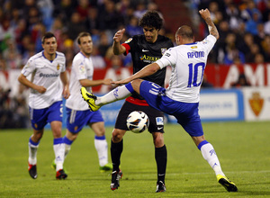 Temporada 12/13. Real Zaragoza - Atlético de Madrid. Tiago intenta controlar un balón ante la oposición de Apoño. 