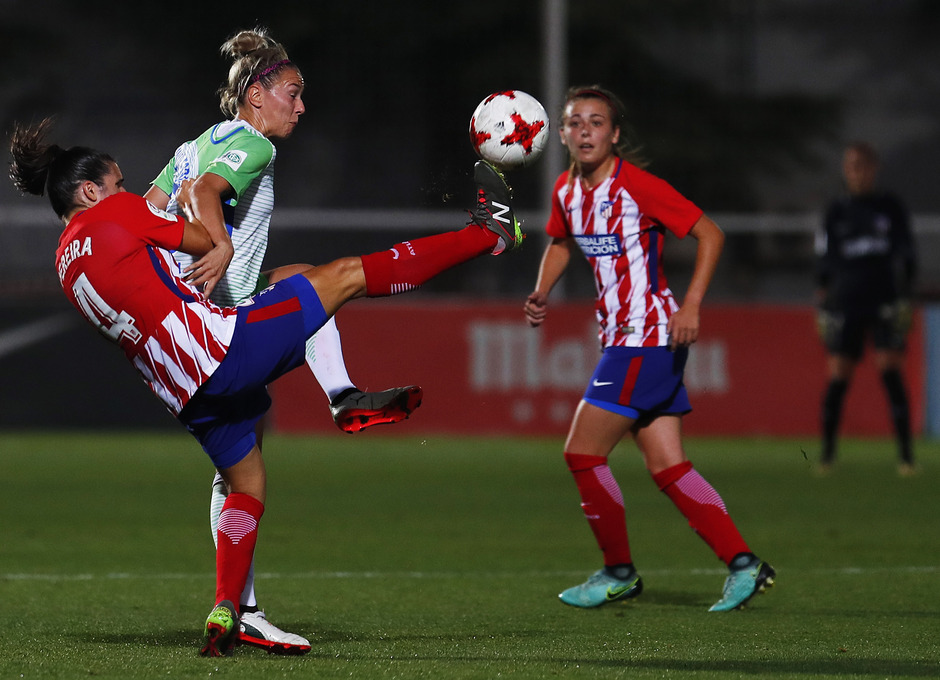 Temporada 17/18. Partido entre el Atlético de Madrid Femenino contra el Wolfsburgo. Pereira gana un balón.