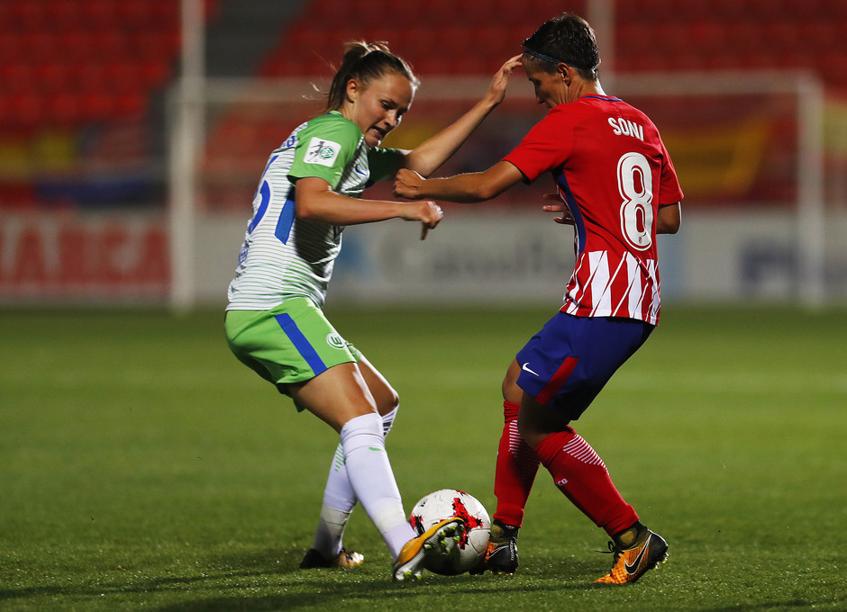 Temporada 17/18. Partido entre el Atlético de Madrid Femenino contra el Wolfsburgo. Sonia pelea el balón con una contraria.