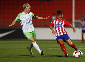 Temporada 17/18. Partido entre el Atlético de Madrid Femenino contra el Wolfsburgo. Carla controla el balón.