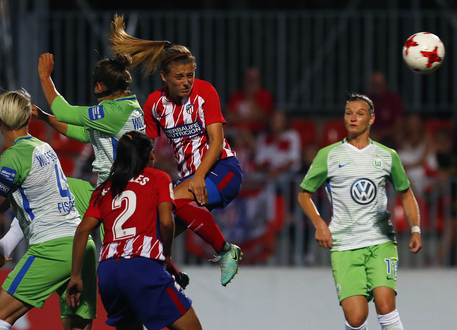 Temporada 17/18. Partido entre el Atlético de Madrid Femenino contra el Wolfsburgo. Menayo gana un balón aéreo.