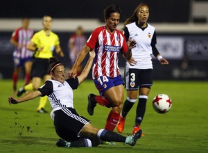 Temporada 17/18. Partido entre el Valencia Femenino contra el Atlético de Madrid Femenino. Corredera lucha el balón.