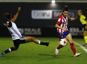 Temporada 17/18. Partido entre el Valencia Femenino contra el Atlético de Madrid Femenino. Jucinara da un pase. 