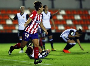 Temporada 17/18. Partido entre el Valencia Femenino contra el Atlético de Madrid Femenino. Corredera celebra el gol. 
