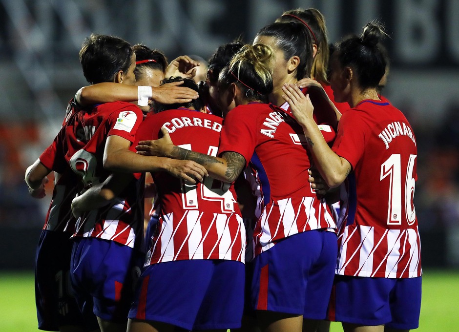 Temporada 17/18. Partido entre el Valencia Femenino contra el Atlético de Madrid Femenino. Celebración. 