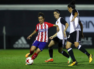 Temporada 17/18. Partido entre el Valencia Femenino contra el Atlético de Madrid Femenino. Sonia da un pase.