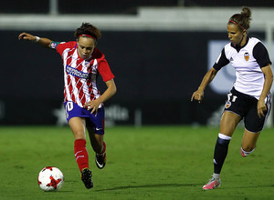 Temporada 17/18. Partido entre el Valencia Femenino contra el Atlético de Madrid Femenino. Amanda conduce el balón. 