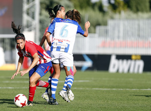 Temporada 17/18. Partido entre el Atlético de Madrid Femenino contra el Sporting de Huelva. Meseguer se escapa de dos rivales.