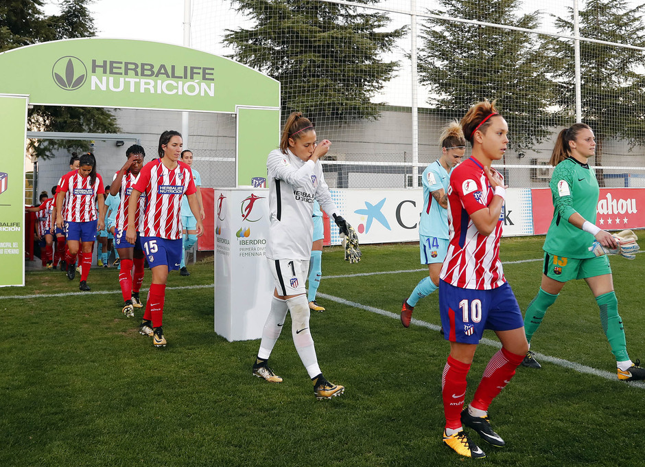Temporada 17/18. Partido entre el Atlético de Madrid Femenino contra FC Barcelona. Salida al campo.