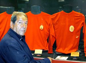 Enrique Collar, junto a la camiseta de la selección que donó al Museo Atlético de Madrid & Colección Pablo Ornaque
