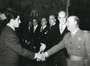 Enrique Collar saluda al Generalísimo Francisco Franco en una audiencia al Atlético de Madrid en el Palacio de El Pardo