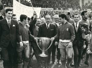Collar y Rivilla portan la Liga 65-66 flanqueando al presidente, Vicente Calderón, en el Estadio Metropolitano
