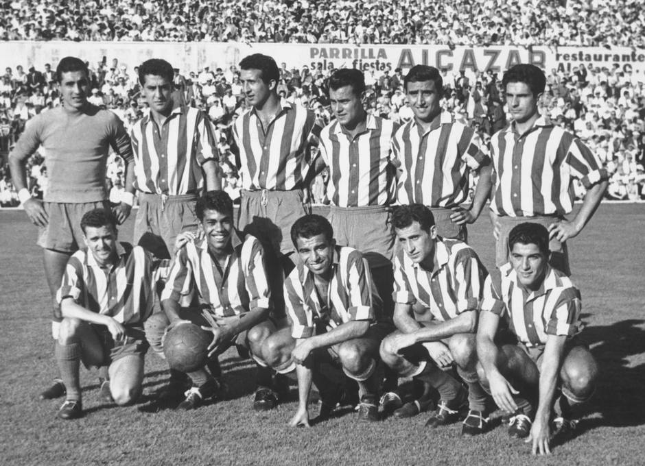 Peiró forma en un once en el Metropolitano, agachado, segundo por la derecha, junto a Collar y con Miguel, Mendonça y Vavá