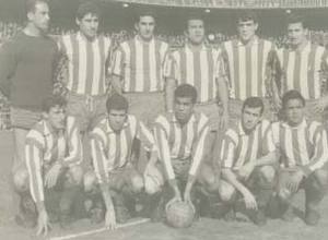 Ufarte, en un once de su etapa como jugador, forma el primero por la izquierda de la foto, agachado, junto a Luis, Mendonça, Adelardo y Cardona