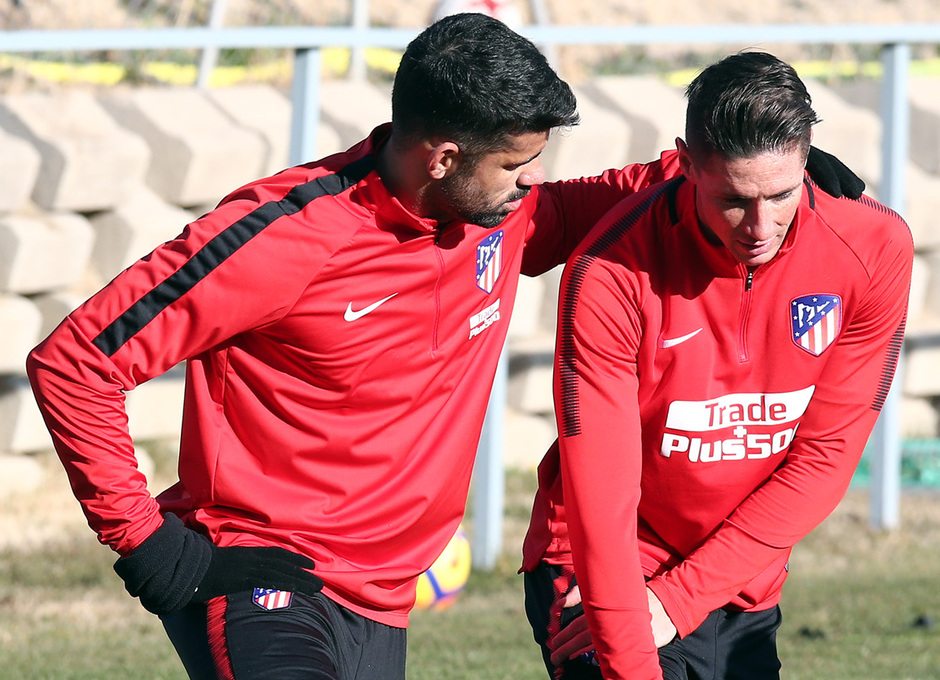 temporada 17/18. Entrenamiento en la ciudad deportiva Wanda. Costa y Torres durante el entrenamiento.