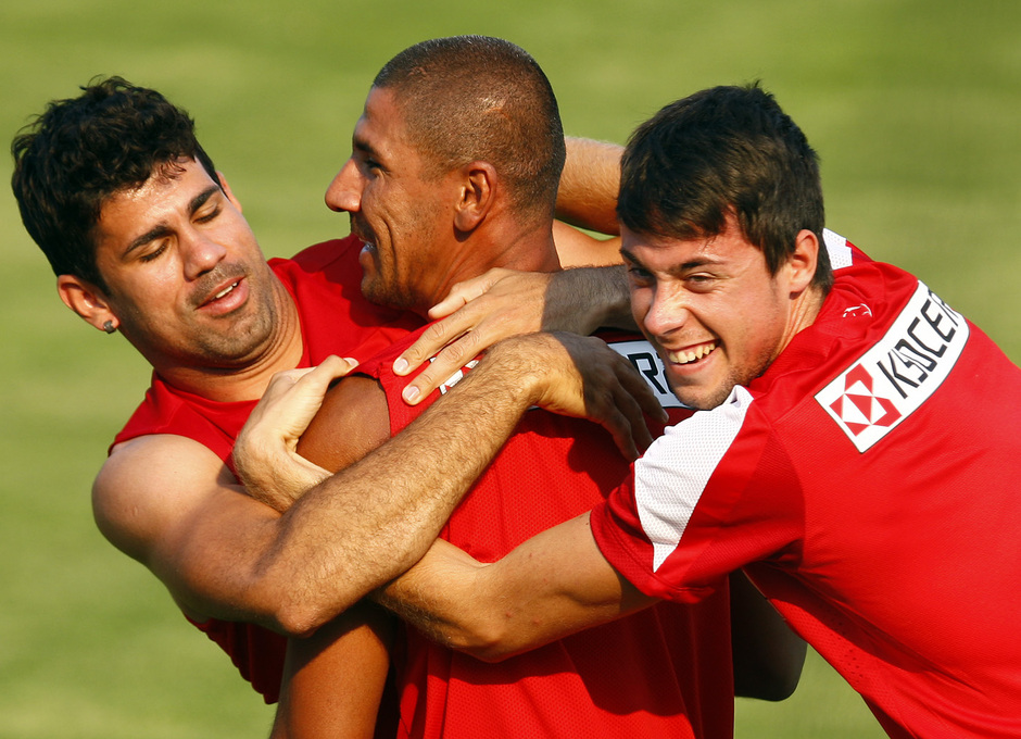 Temporada 13-14. Diego Costa y Pedro abrazan al Cata en la pretemporada en Majadahonda