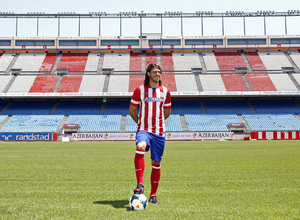 Temporada 13/14. Presentación Martín Demichelis. Estadio Vicente Calderón. Posando con el balón en los pies