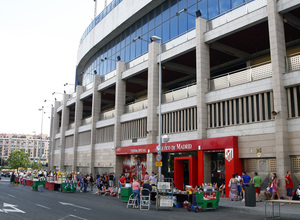 Largas colas de espera a las puertas del Calderón por David Villa