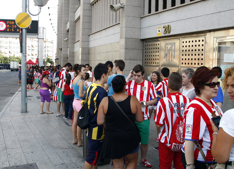 Largas colas de espera a las puertas del Calderón por David Villa 