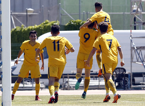 Nuestros jugadores abrazan a Borja Garcés, autor del primer gol rojiblanco en la final de la Copa de Campeones