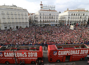 Temp 17/18 | Atlético de Madrid y Atlético de Madrid Femenino | 18-05-18 | Neptuno | Autobuses y la Puerta del Sol