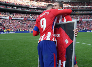 Temp. 17-18 | Atlético de Madrid - Eibar | Homenaje a Torres | Gabi entrega a Torres camiseta firmada