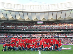 Temp. 17-18 | Atlético de Madrid - Eibar | Homenaje a Torres | Foto con los socios que portaron la camiseta